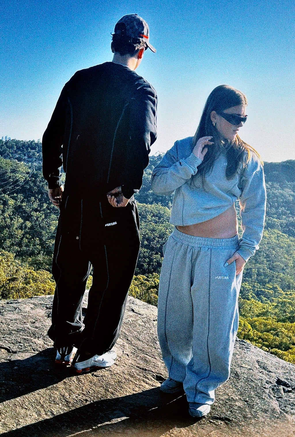 MUSTUSS monofont joggers