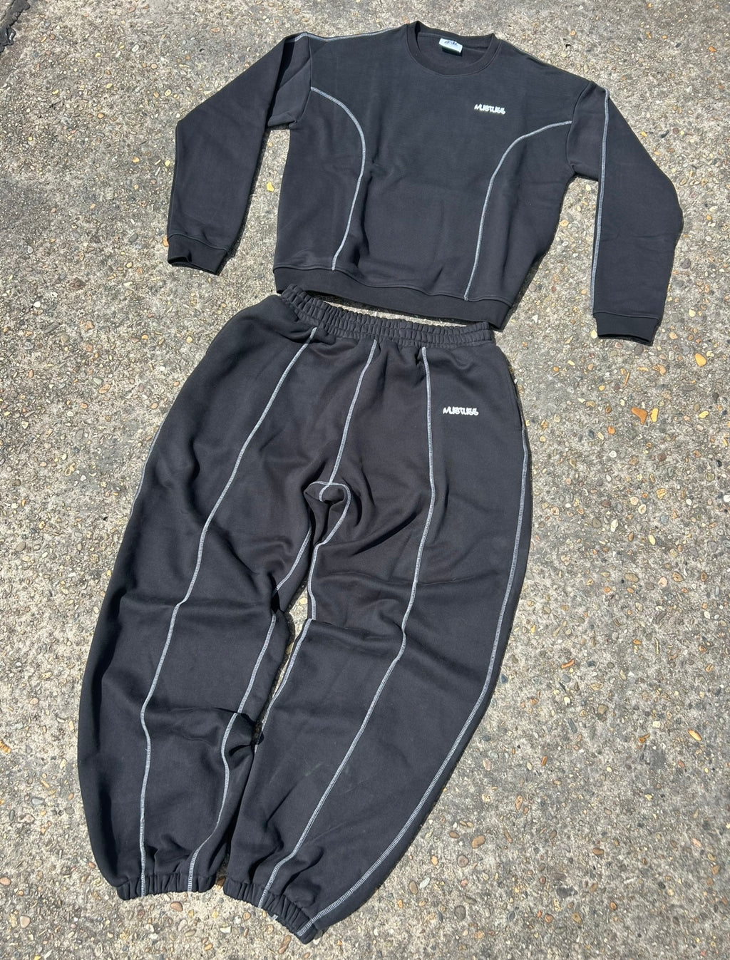 MUSTUSS monofont joggers